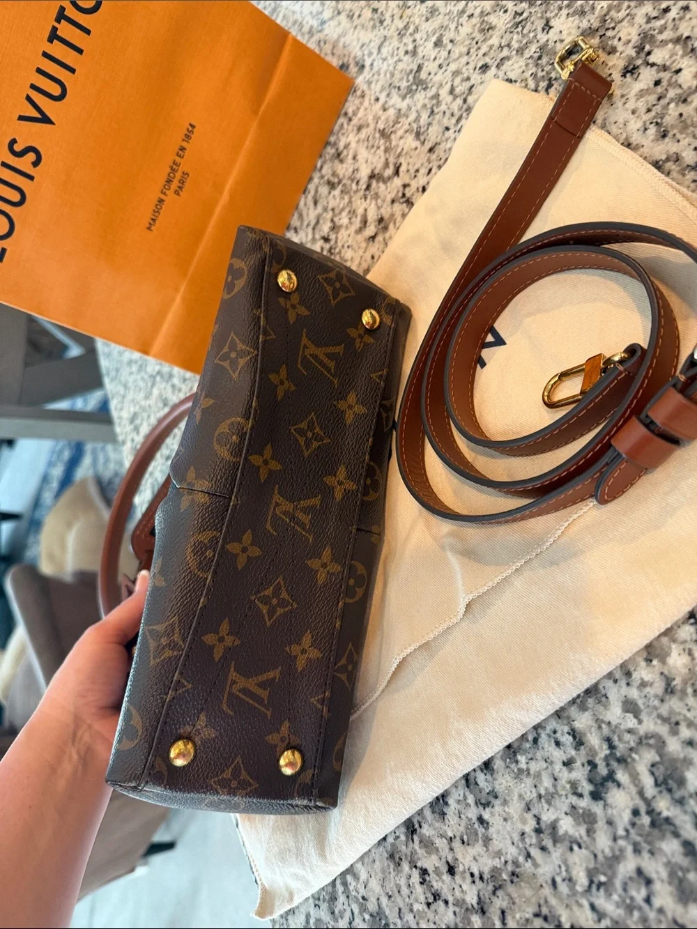Louis Vuitton V tote BB Noir CARA Brown Monogram Black V-Panel Crossbody Bag - Picture 6 of 7